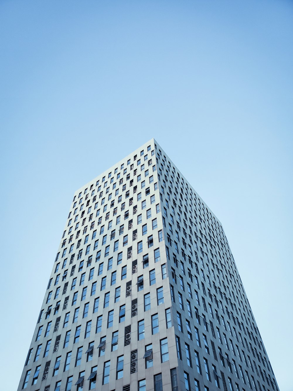 澄み切った青空の下での高層ビルのローアングル撮影