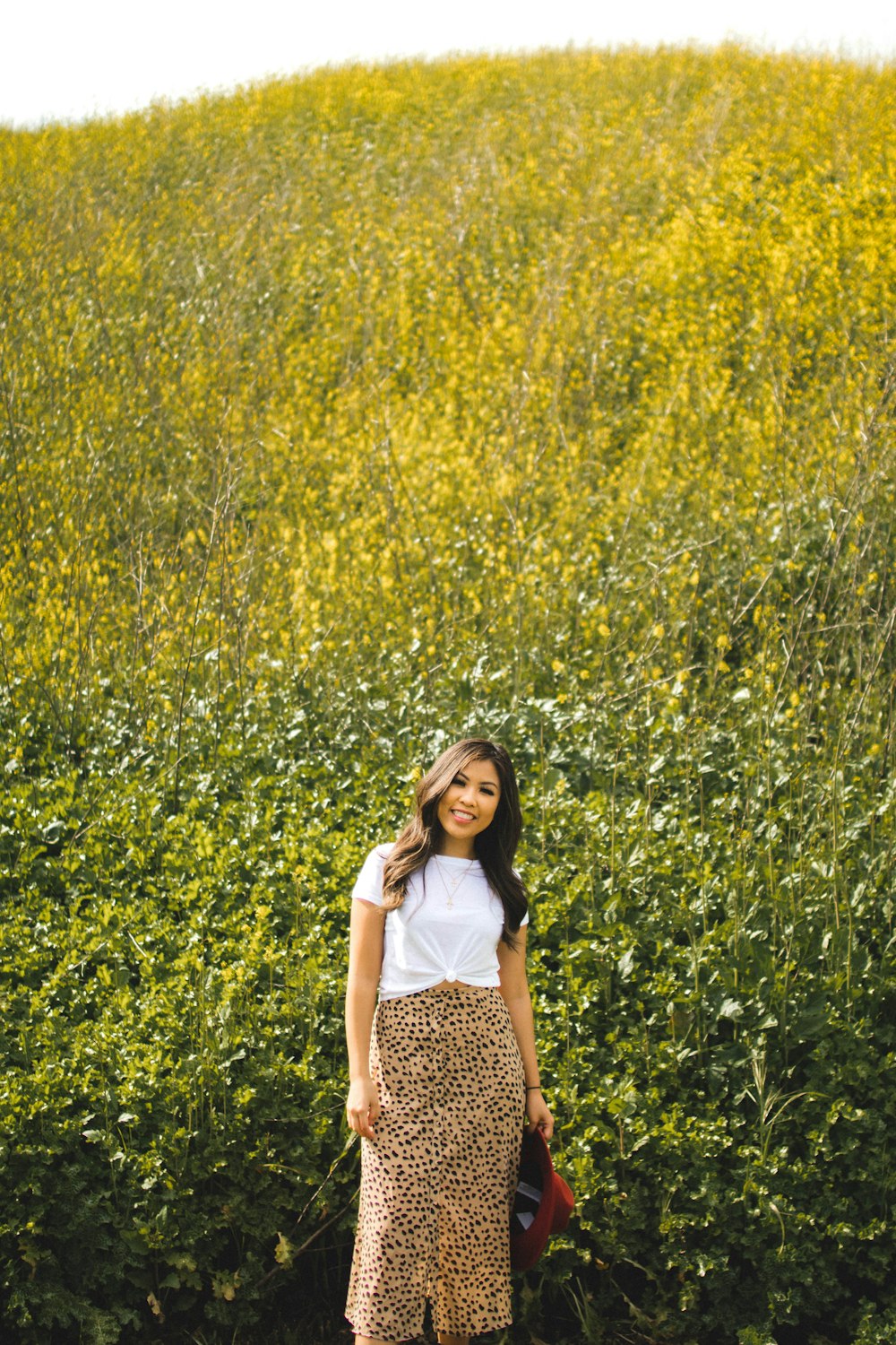 Donna in piedi sul campo di erba verde e gialla