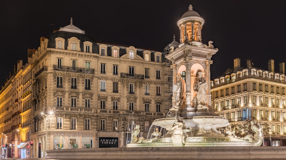 Vue de l’immeuble pendant la nuit