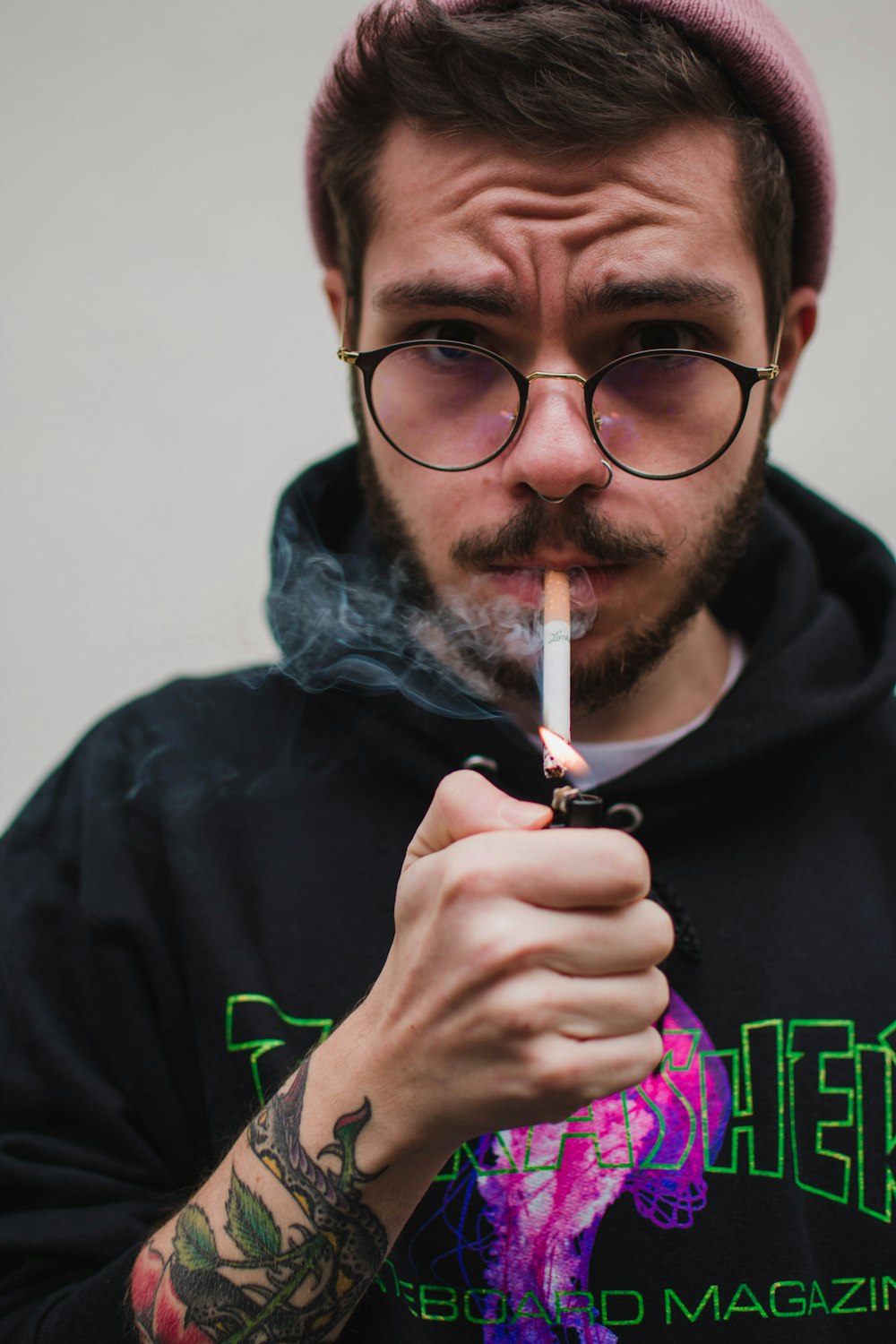 hombre de pie mientras fuma