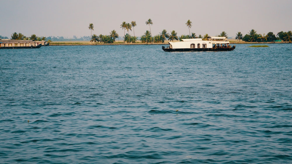 bateau sur plan d’eau en face de l’île