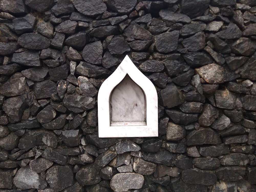 étagère blanche sur le mur