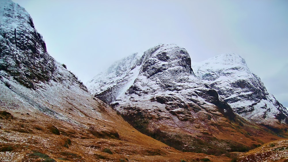 Selektive Fokusfotografie von schneebedeckten Bergen