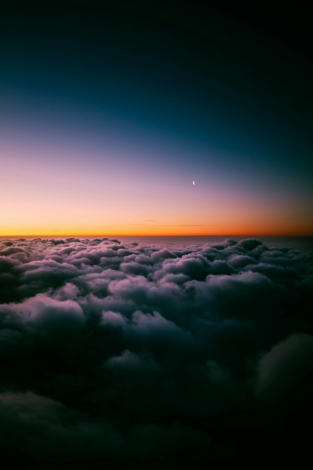 Die Sonne geht über den Wolken am Himmel unter