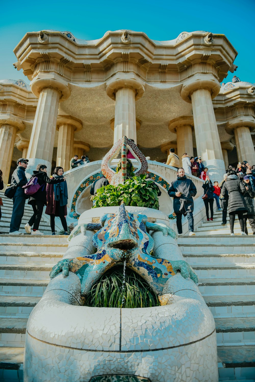 un groupe de personnes debout autour d’une fontaine