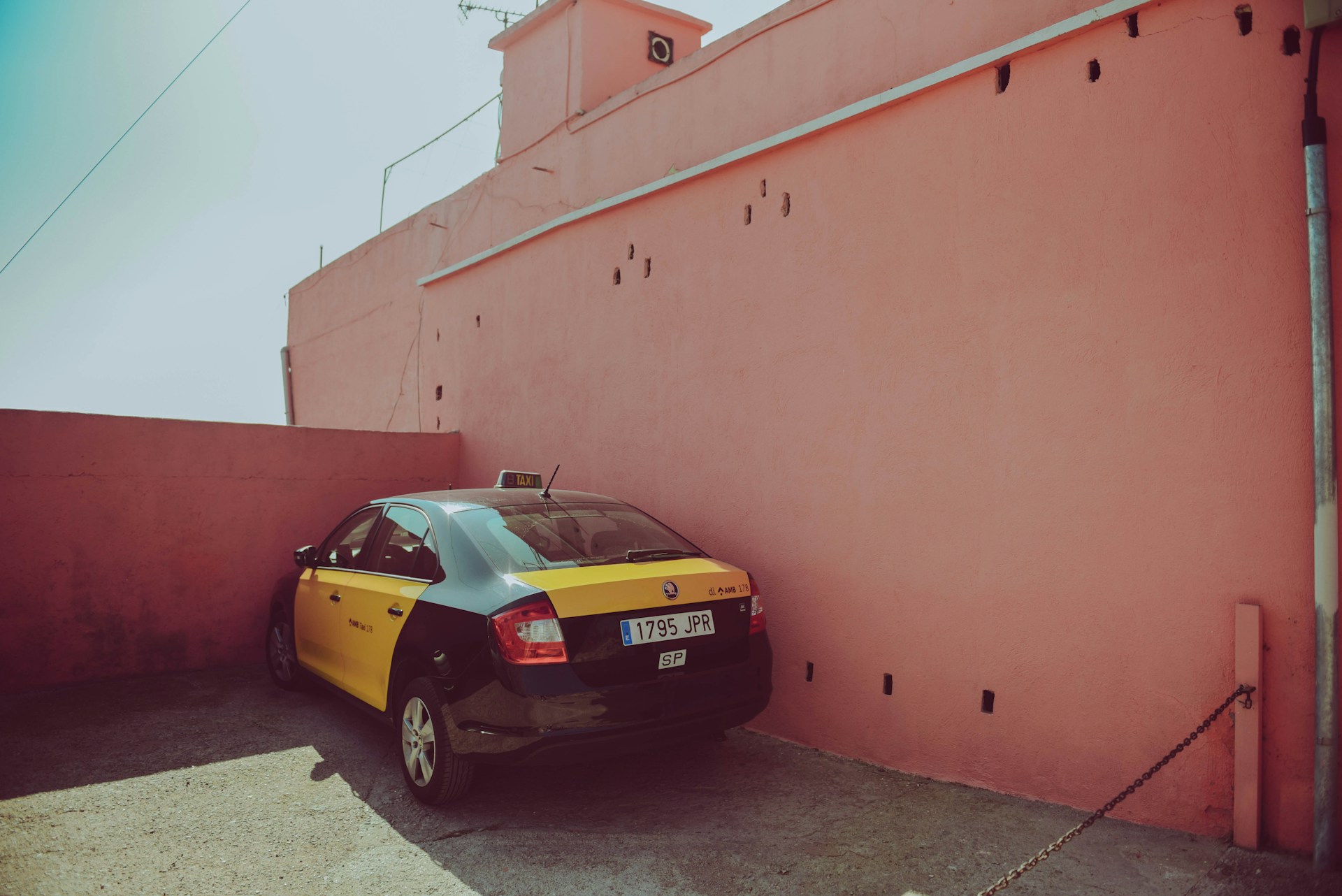 gray computer monitor