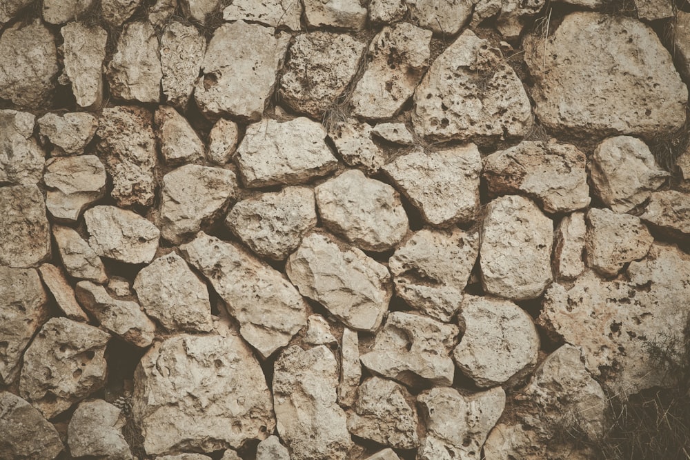 mucchio di rocce di fronte