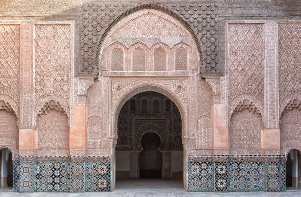 un bâtiment qui a un tas d’arches