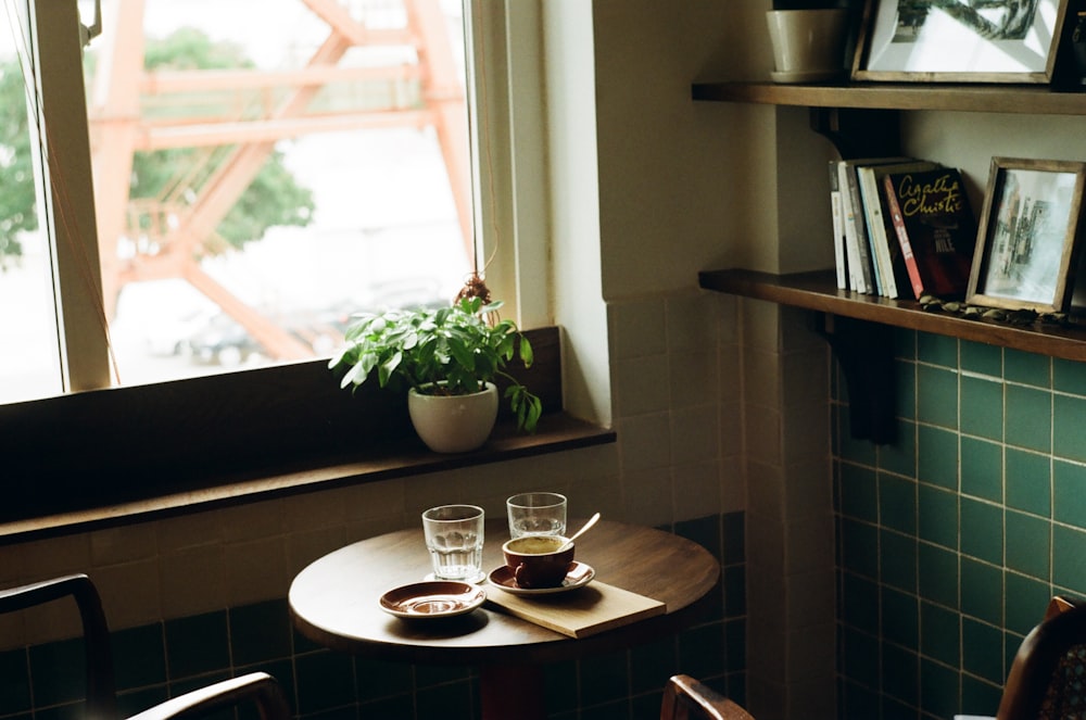 2杯のコーヒーと鉢植えの植物が置かれたテーブル