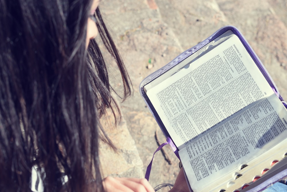 Person, die die Bibel in der Hand hält