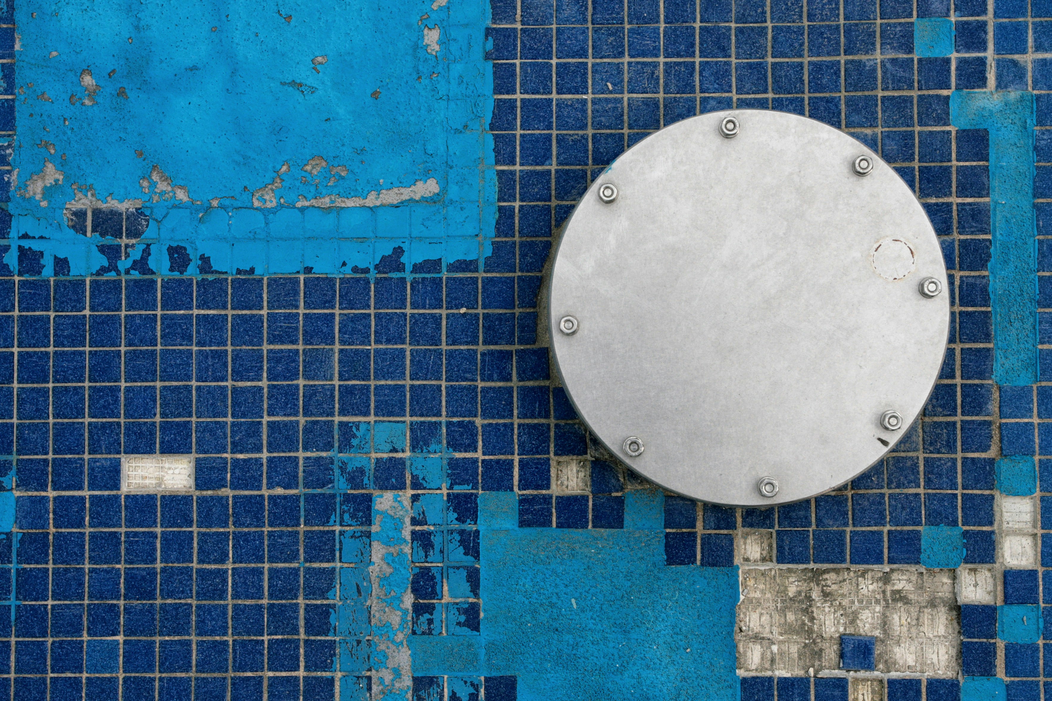 placa de metal cinza redonda