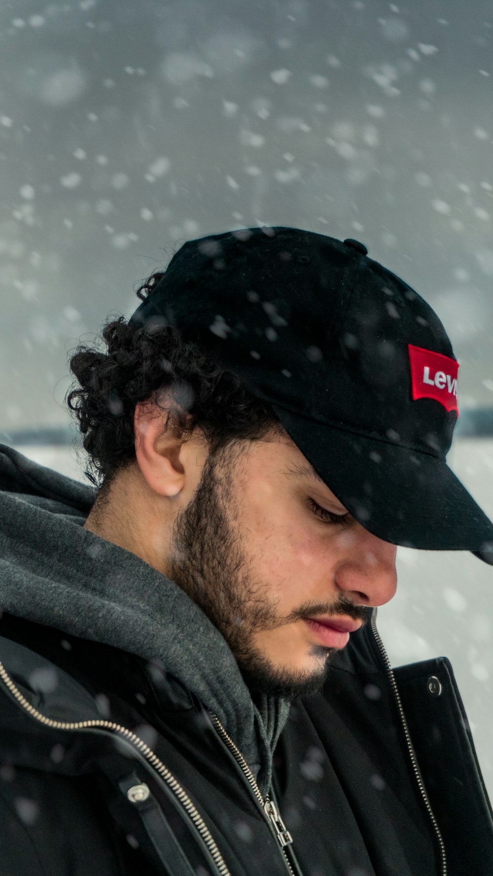 Homme portant une casquette ajustée Levi's noire et une veste noire photo –  Photo Gris Gratuite sur Unsplash