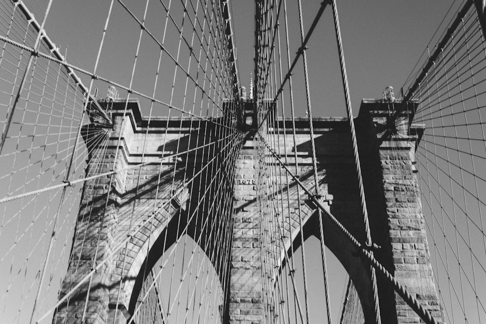 fotografia em tons de cinza da ponte pênsil