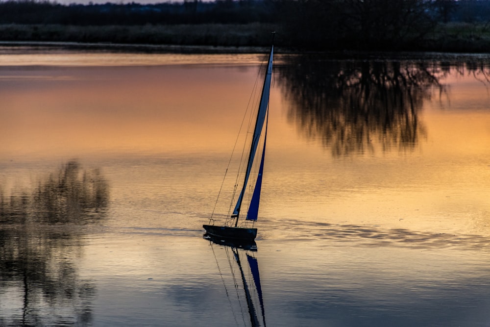 Un voilier au milieu d’un lac