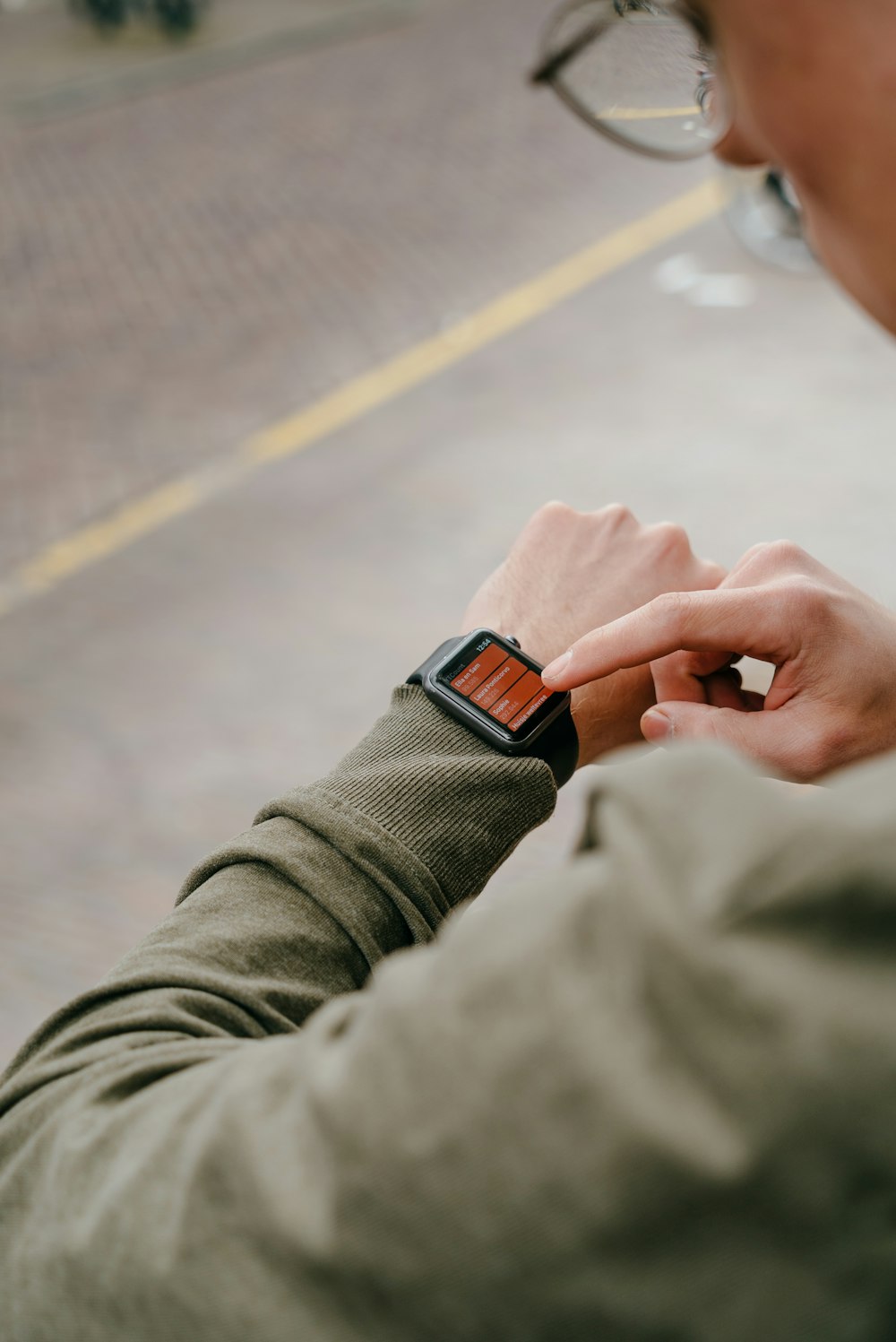 homem usando seu smartwatch