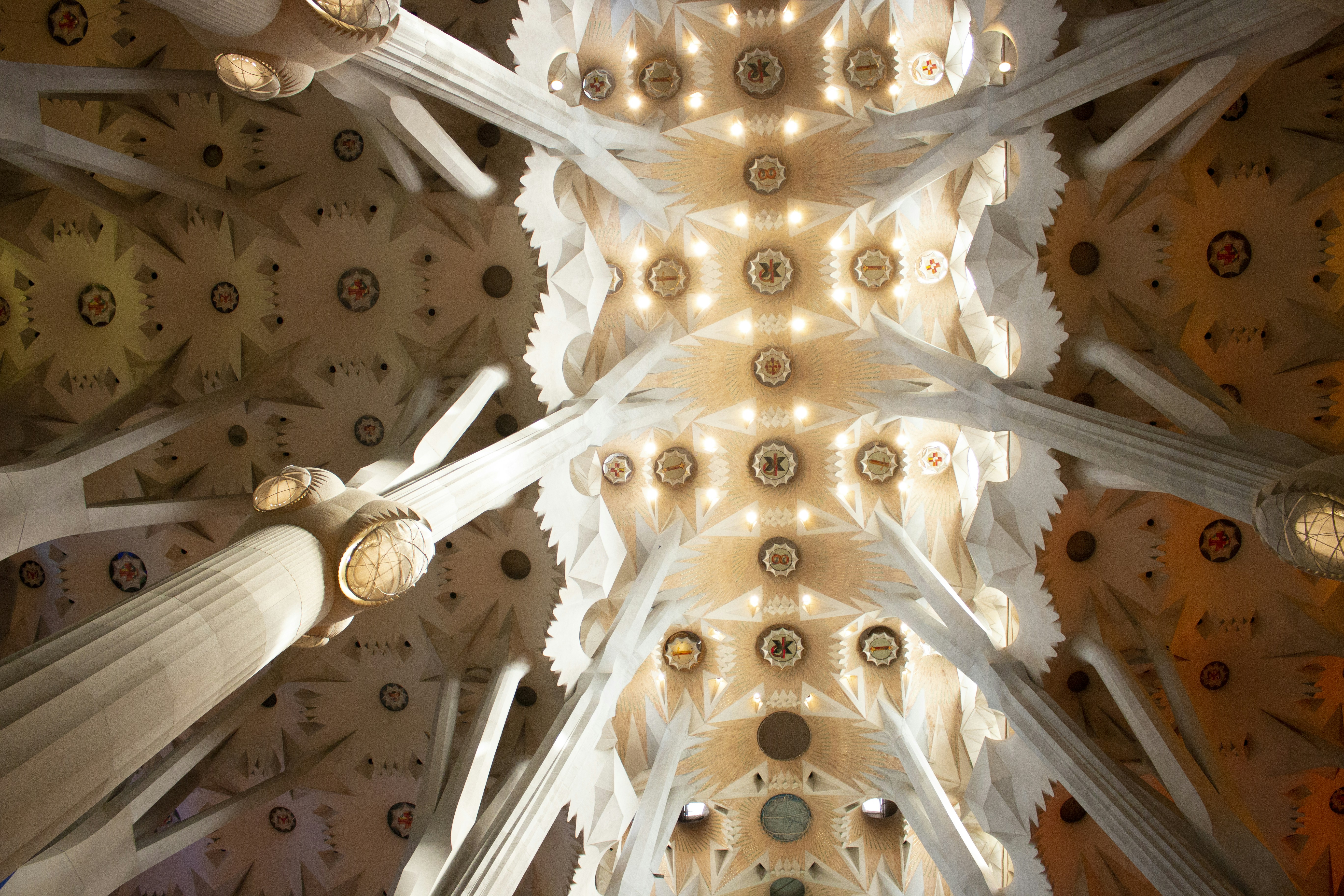 Architekturfotografie des braunen Gebäudes