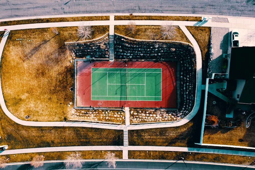 Una vista aerea di un campo da tennis in un parco