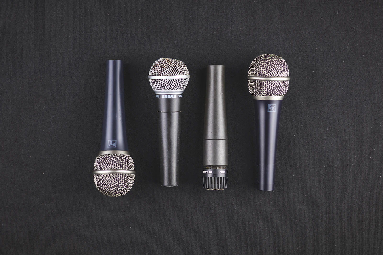 Microfones posicionados para uma declaração à imprensa