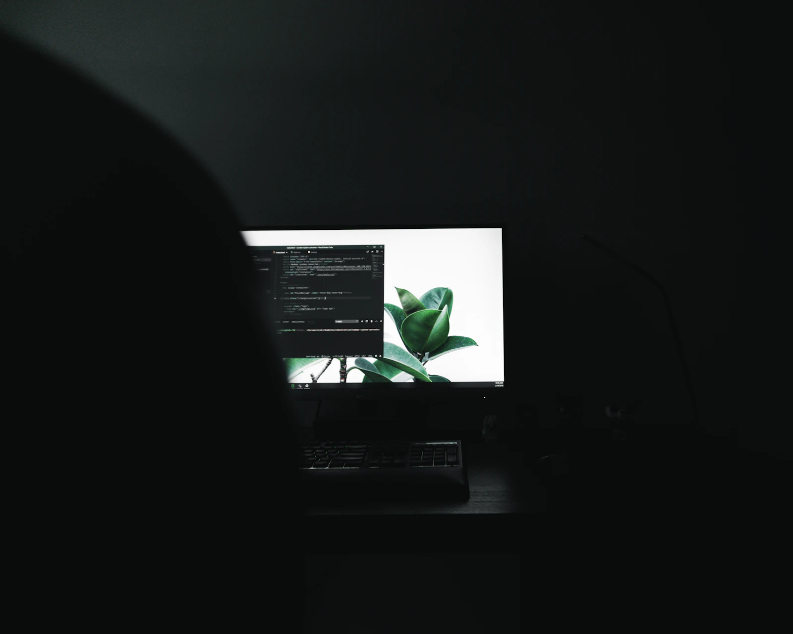 Écran allumé affichant du code dans la pénombre