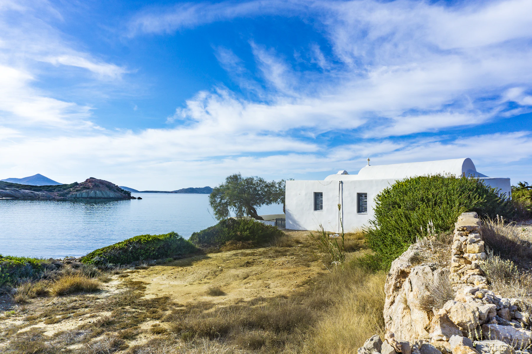 Küstenblick und weiße Häuser auf Paros
