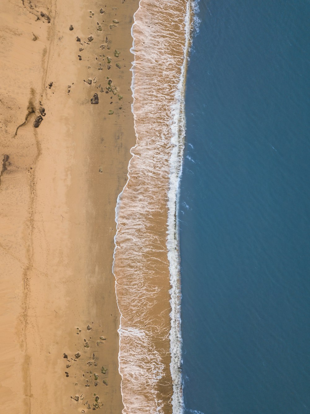 Veduta aerea della riva del mare