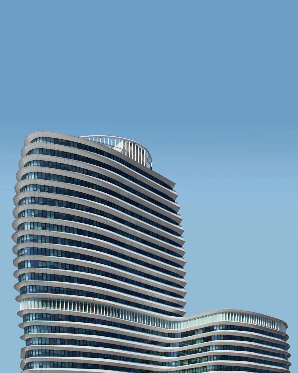 白い高層ビル
