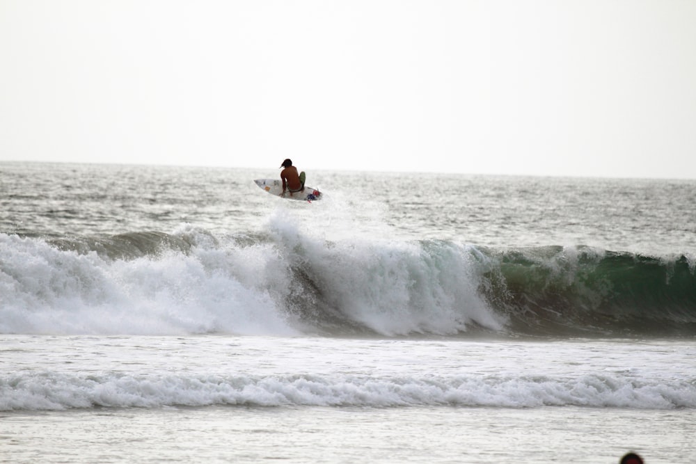 surf en playa hermosa costa rica