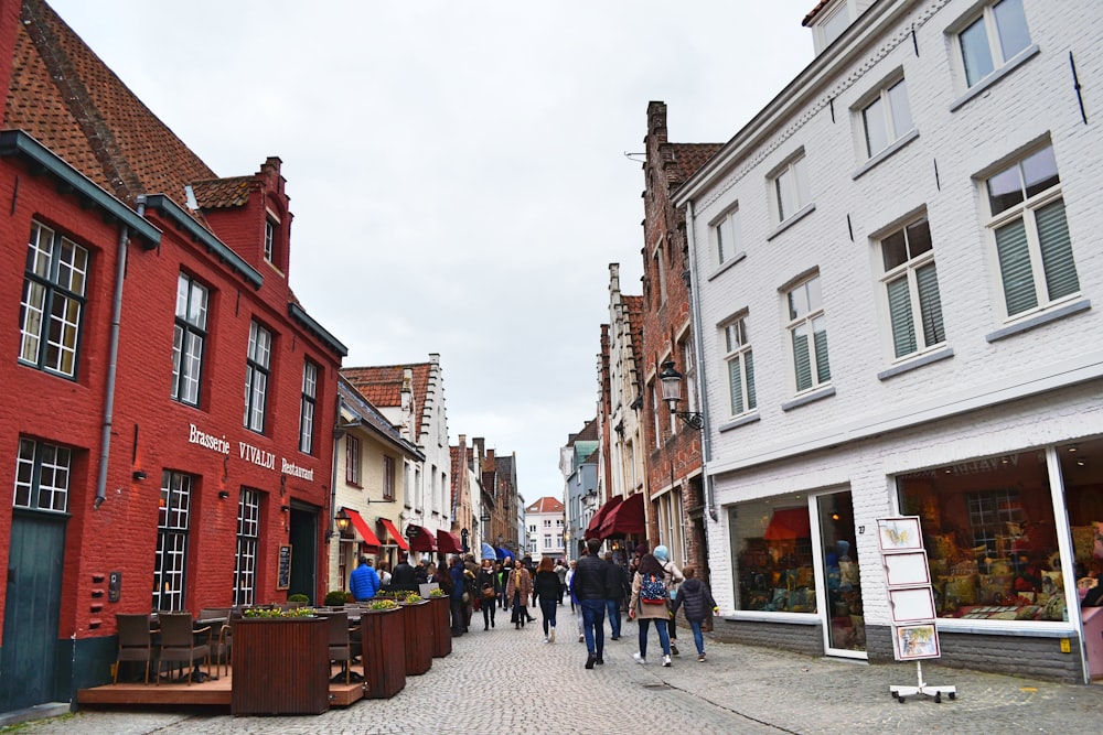 Personnes dans la rue entre les bâtiments