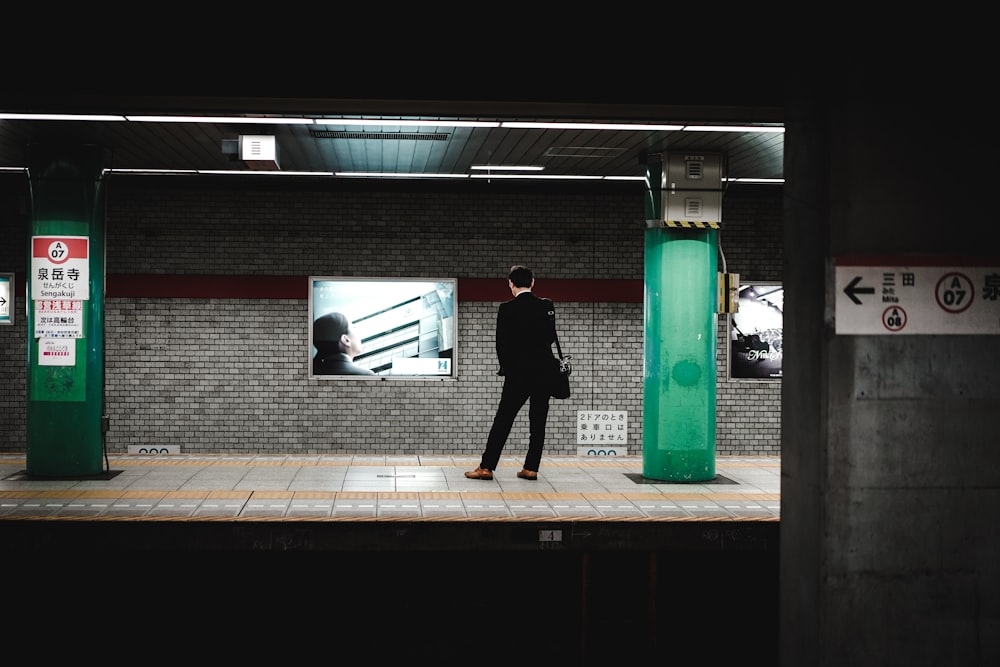 Person, die im Bahnhof steht