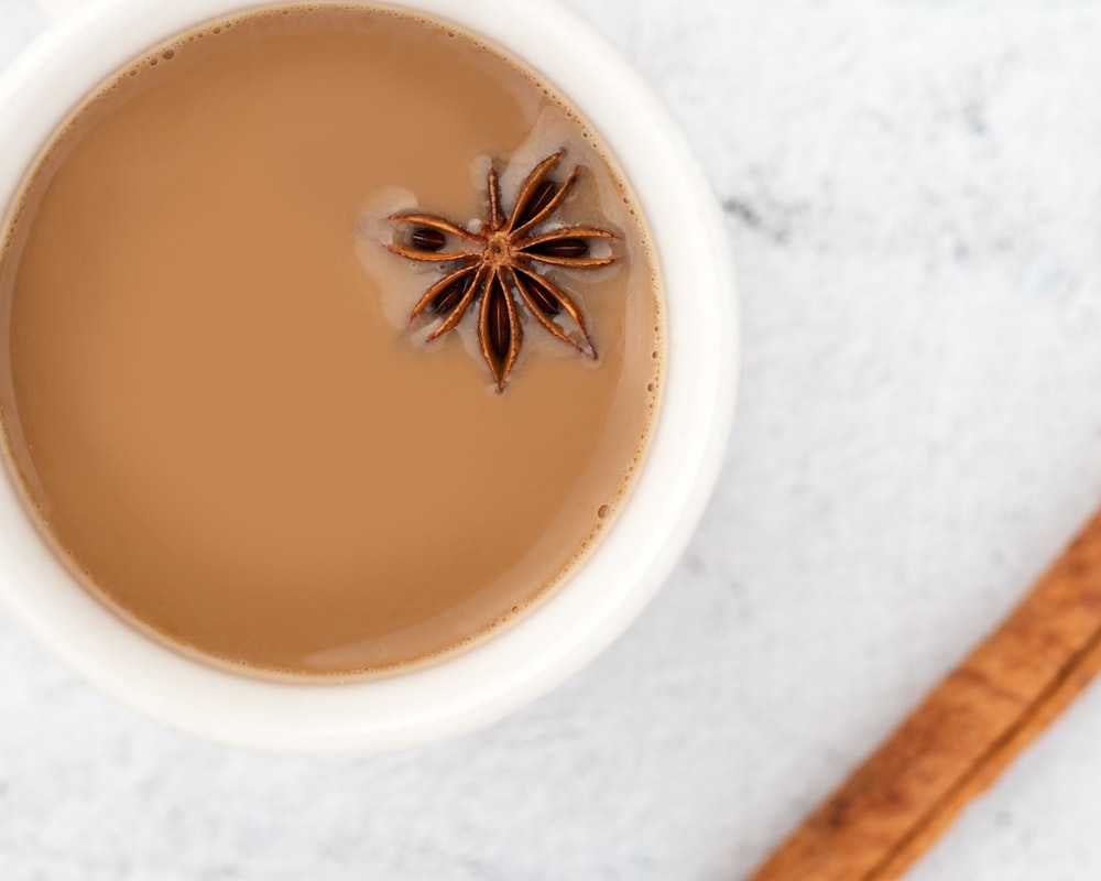 Tasse blanche remplie de café brun