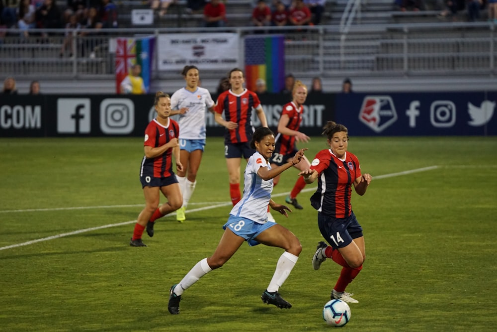 équipe de joueur de football sur le terrain pendant la journée