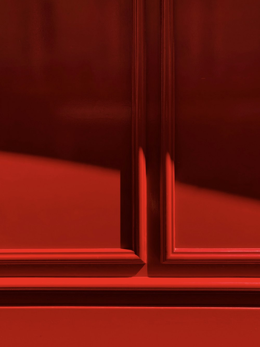 Un primer plano del marco de una puerta roja