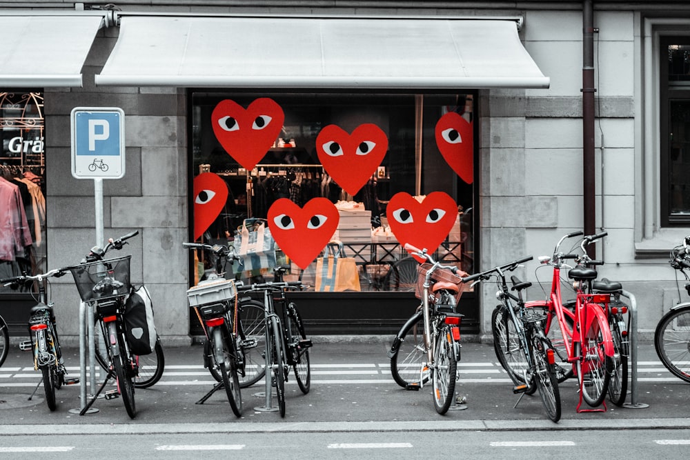 Bicicletas estacionadas afuera de la tienda