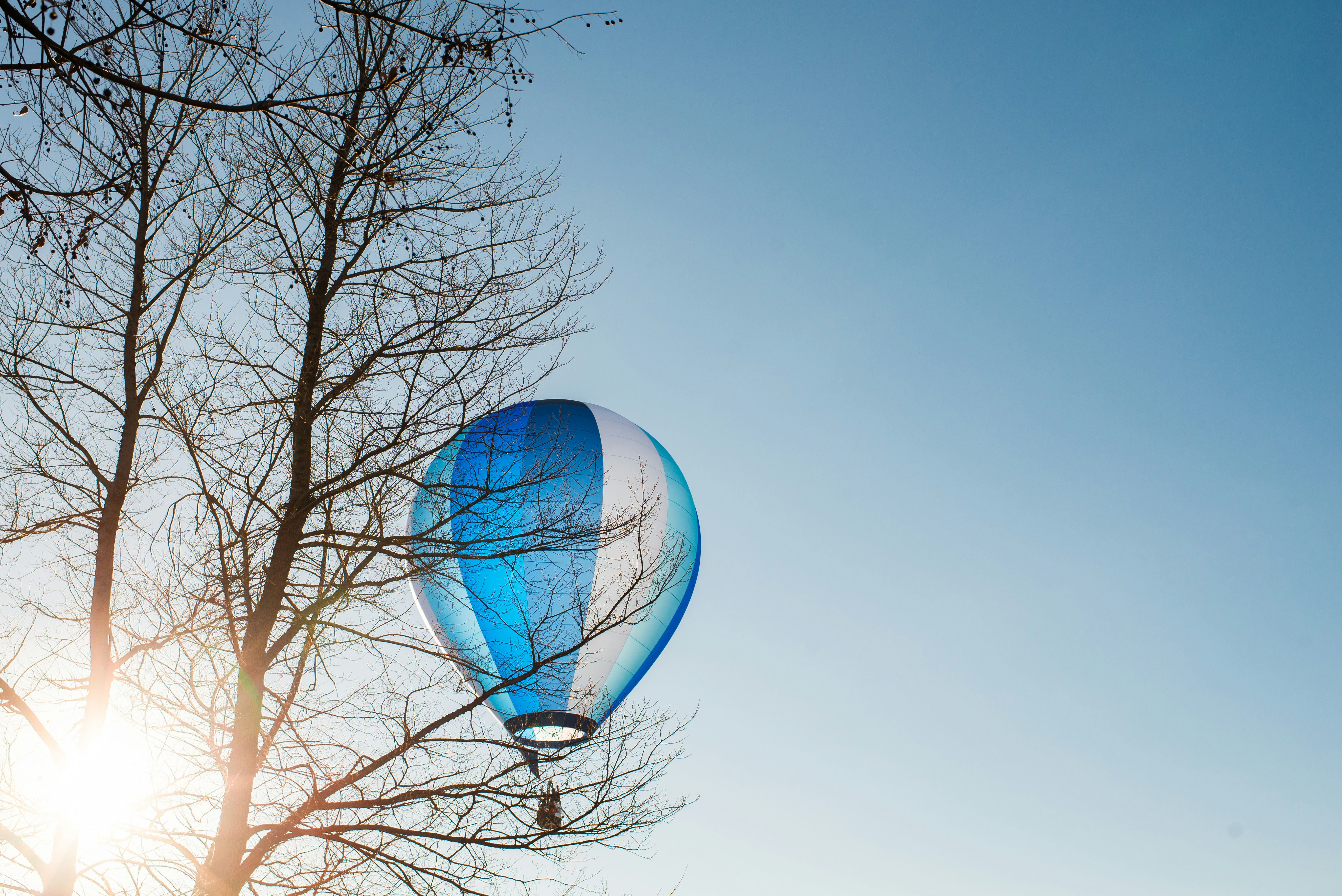 К чему снится летающий шар. К чему снится летающий шар. Синий воздушный шар. Воздушный шар в небе. Сонник шары воздушные.