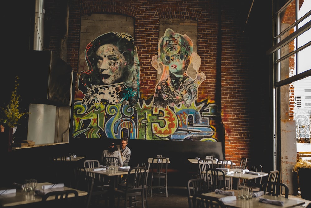 Interior de una cafetería rústica