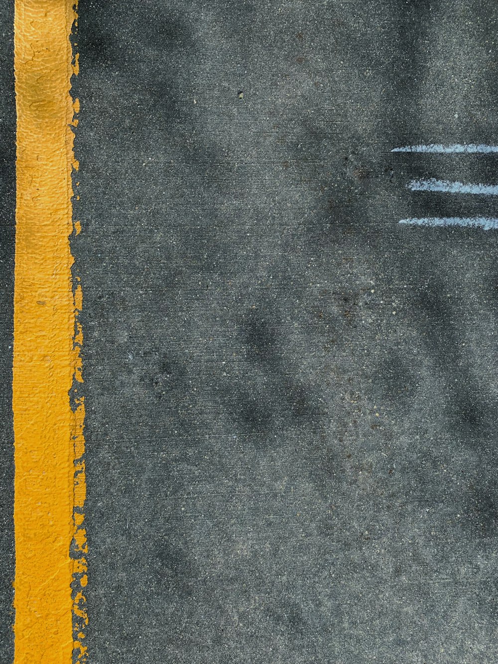 uma linha amarela pintada na beira de uma estrada