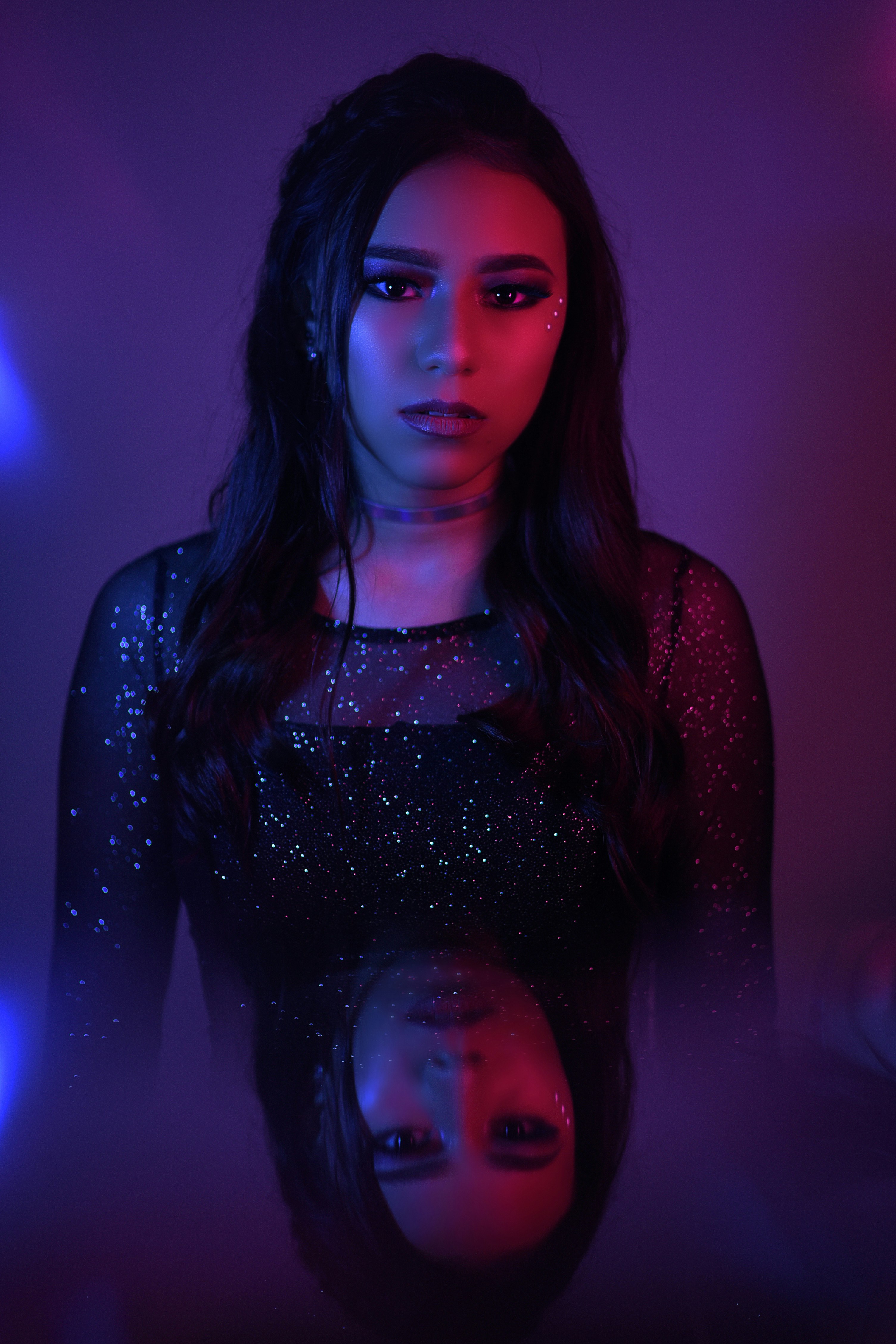 銀色のキラキラしたトップを着ている女性の写真 Unsplashで見つける黒の無料写真