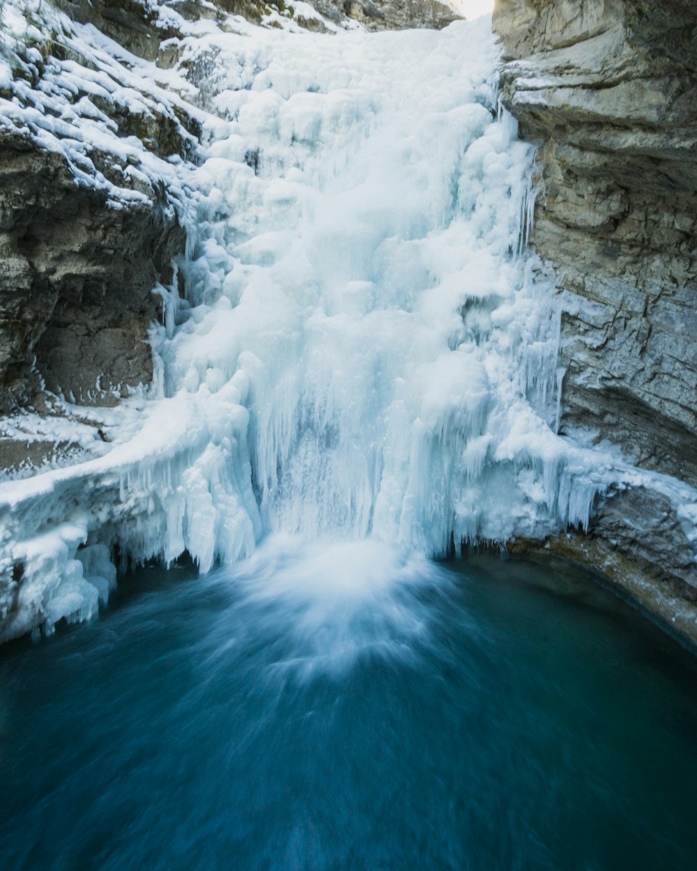 日中の氷に覆われた滝