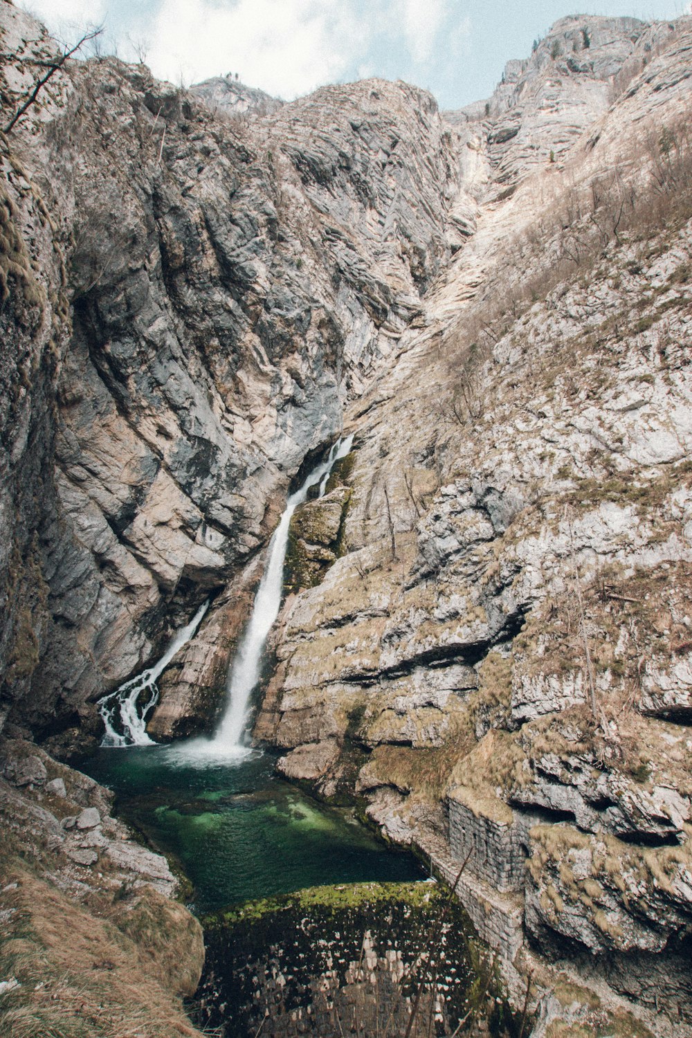 Des cascades brunes entourent des rochers