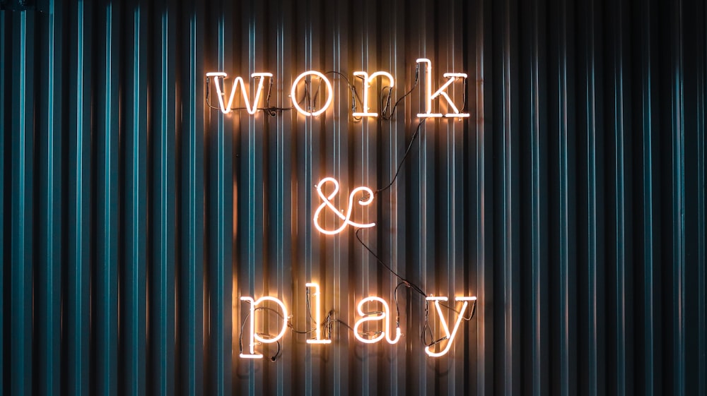 Insegna al neon gialla Work and Play