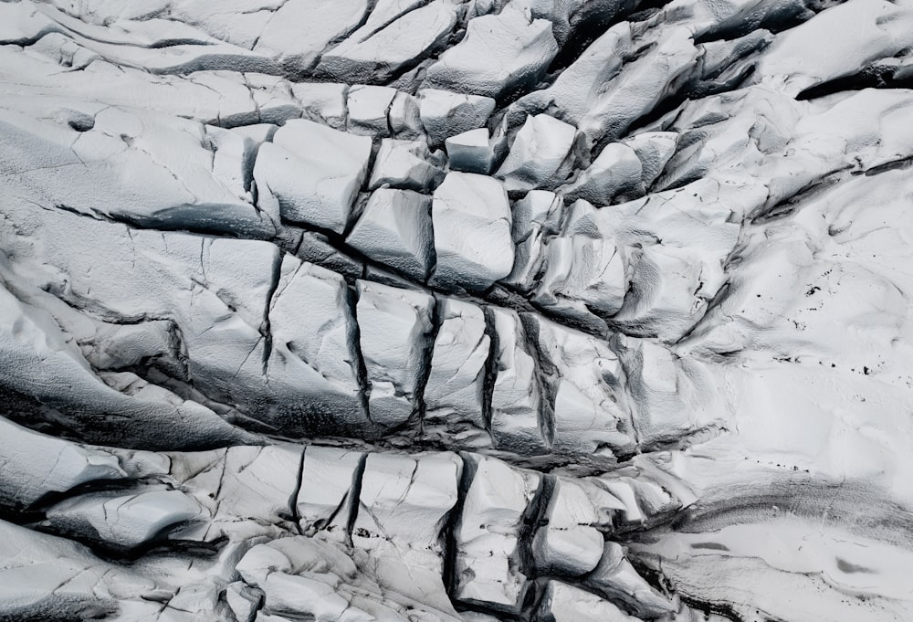 氷に亀裂がある氷河の空撮