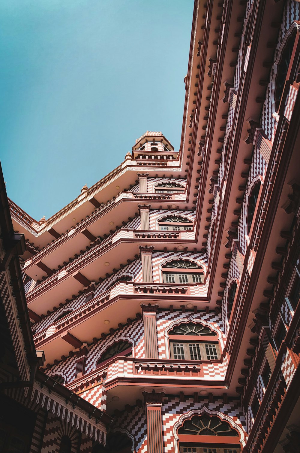 Un edificio molto alto con molte finestre