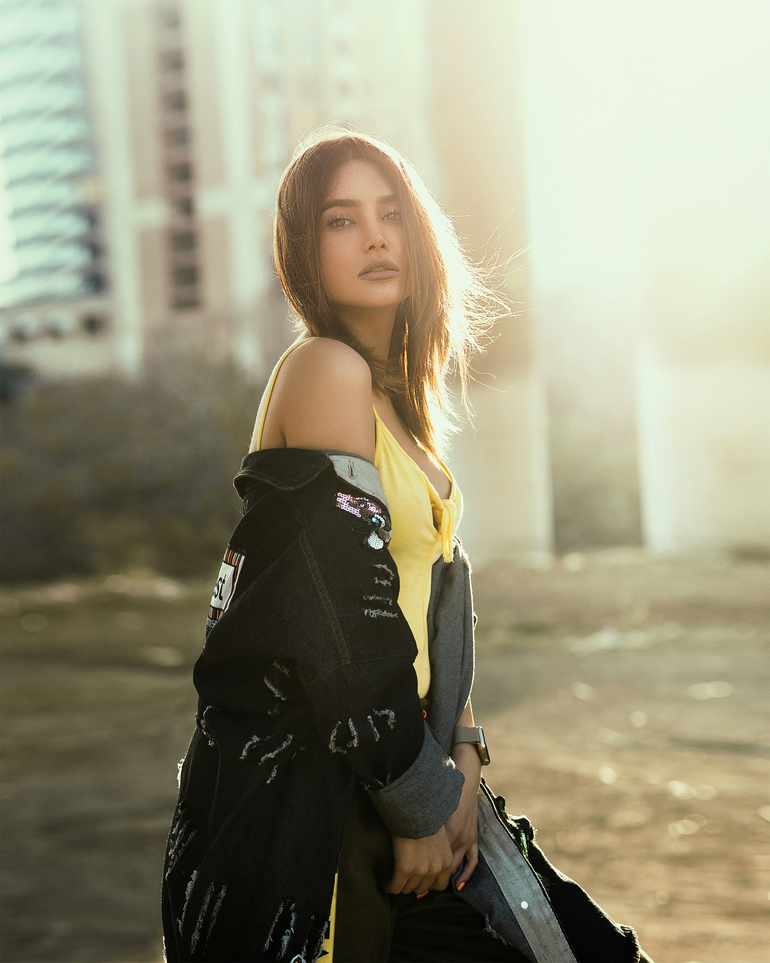 昼間に上着を脱ぐ女性の写真 Unsplashで見つける衣類の無料写真