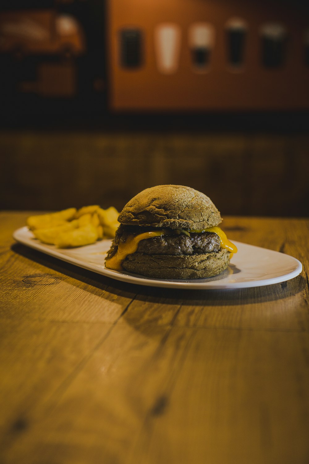 Hamburguesa de queso en plato