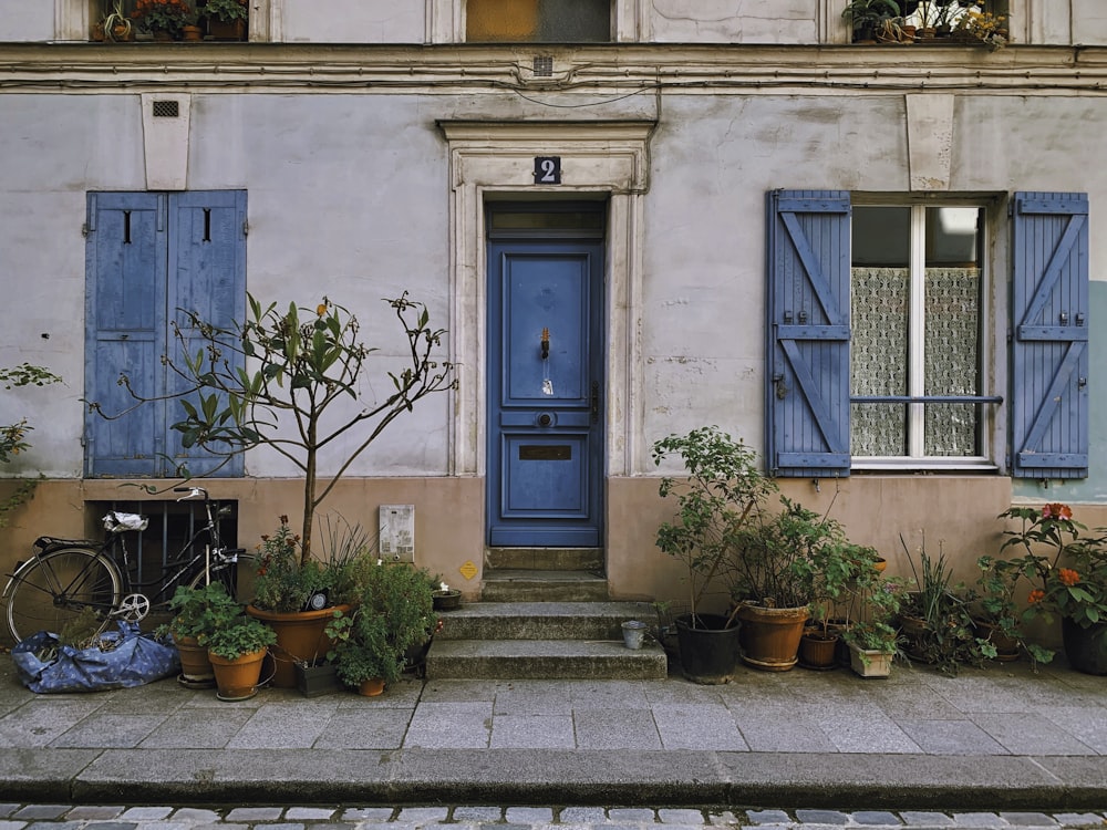 blue and gray concrete building