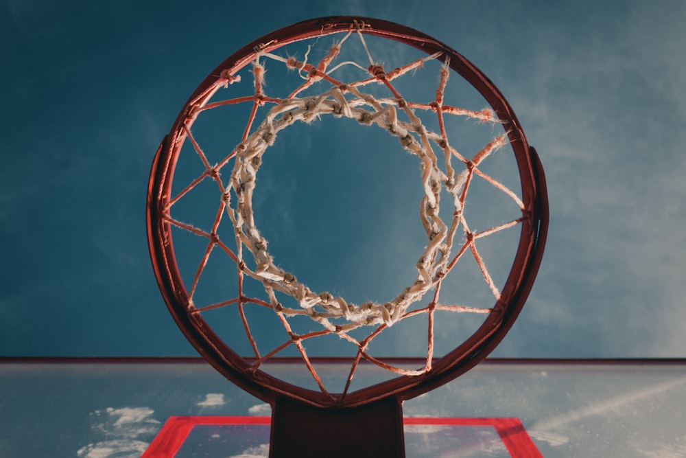 バスケットボールフープのローアングル写真