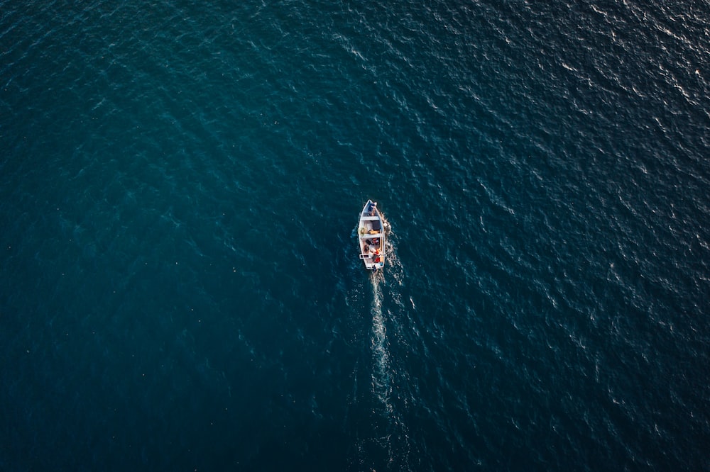 海に浮かぶ白いボート