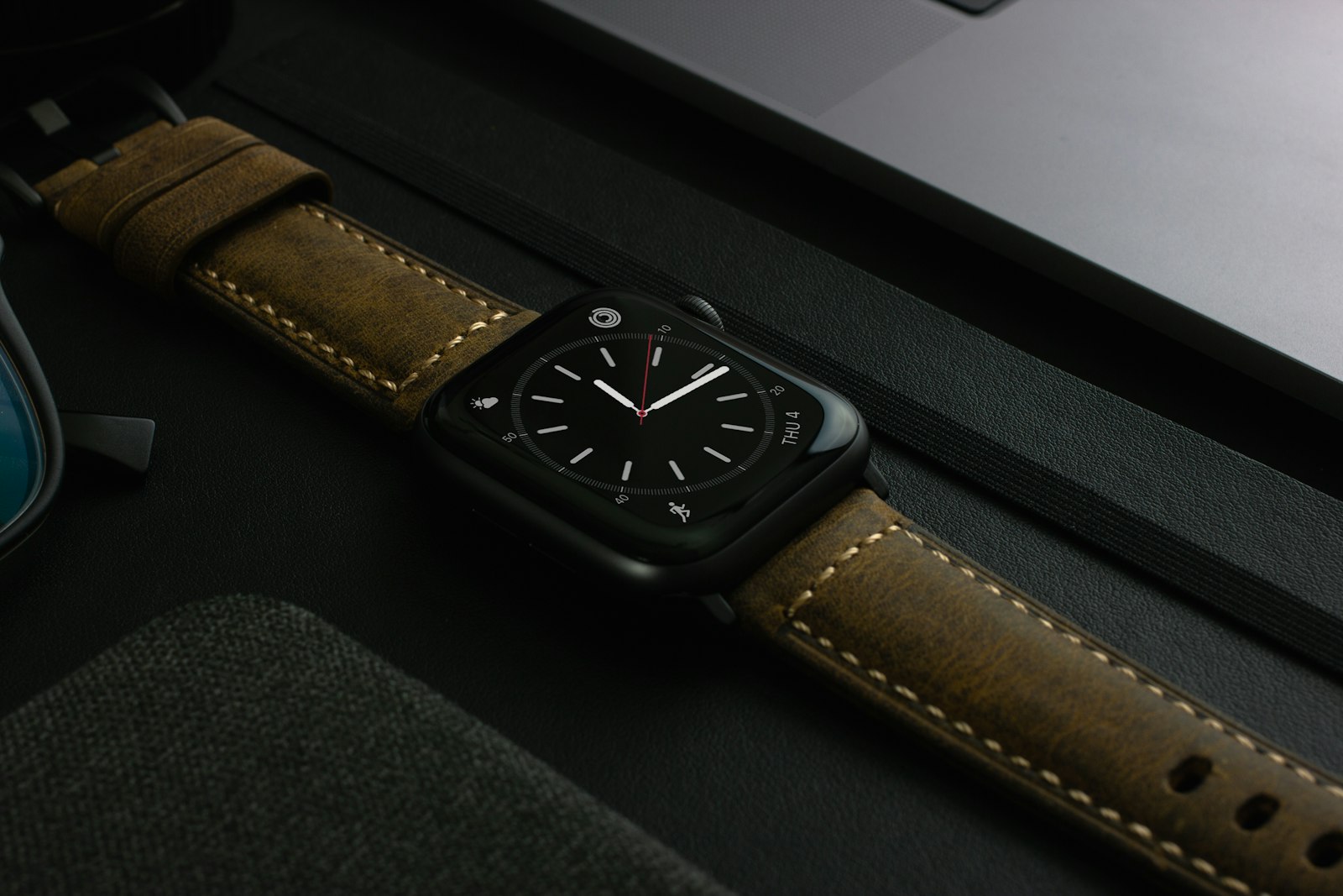 Canon EOS 550D (EOS Rebel T2i / EOS Kiss X4) + Canon EF 40mm F2.8 STM sample photo. Aluminum case apple watch photography