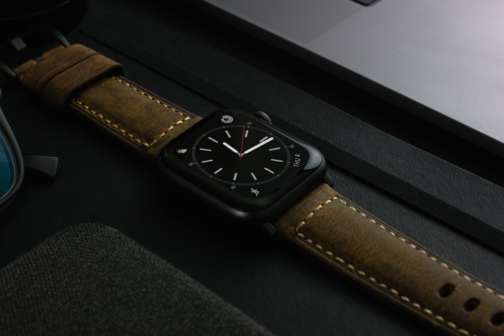 aluminum case apple watch with brown leather band
