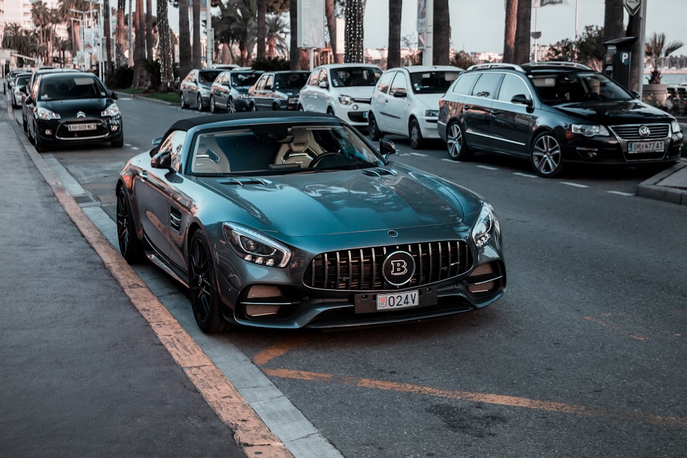 coupé sportiva nera in strada durante il giorno